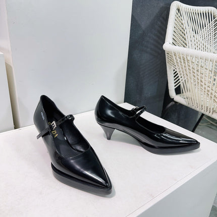 POINTED TOE MEDIUM HEEL PUMPS IN BLACK GLOSSY LAMBSKIN