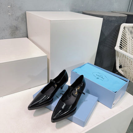 POINTED TOE MEDIUM HEEL PUMPS IN BLACK GLOSSY LAMBSKIN