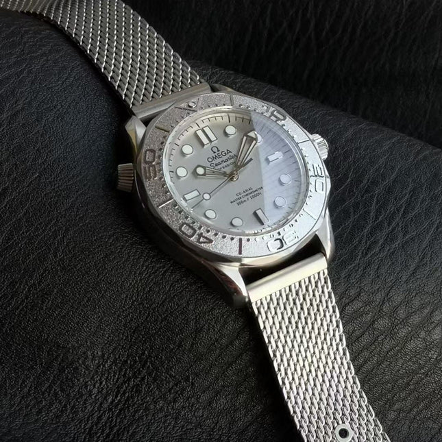 SEAMASTER DIVER 300M SILVER CASE WITH BRUSHED MESH BRACELET WITH CLASP
