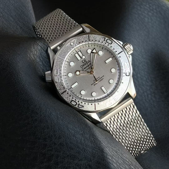 SEAMASTER DIVER 300M SILVER CASE WITH BRUSHED MESH BRACELET WITH CLASP