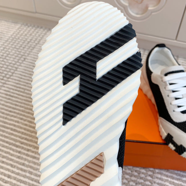 BOUNCING SNEAKER IN BLACK GRAPHIC MESH AND PASTEL GRAY SUEDE