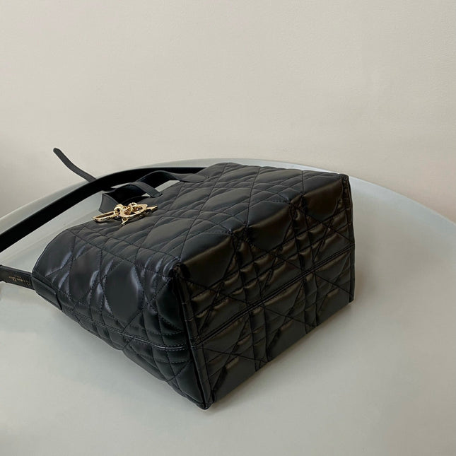 MEDIUM TOUJOURS BUCKET BAG 22 IN BLACK CANNAGE CALFSKIN