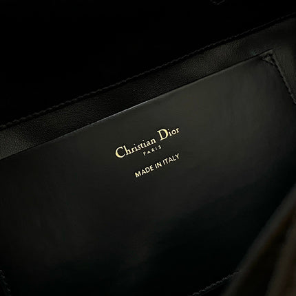 MEDIUM TOUJOURS BUCKET BAG 22 IN BLACK CANNAGE CALFSKIN