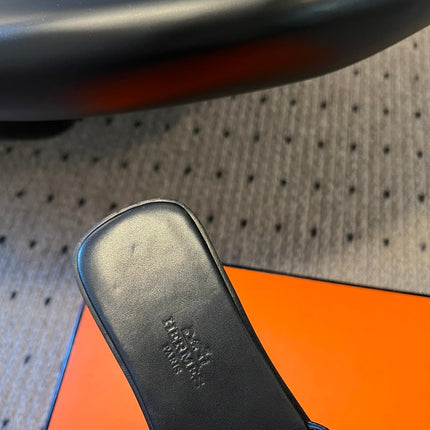 GIULIA FLAT SANDAL IN BLACK CALFSKIN