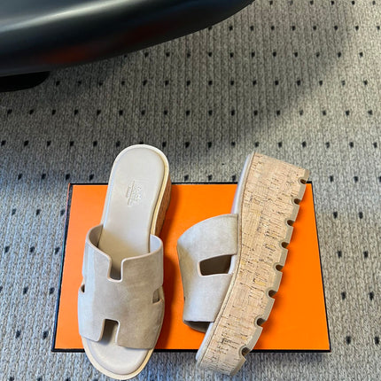 EZE SANDAL PLATFORM 85 MM IN PALE GRAY SUEDE