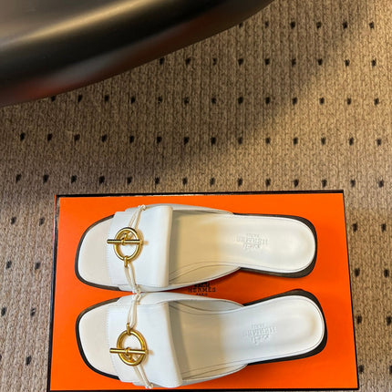 ILOT FLAT SANDAL IN WHITE CALFSKIN