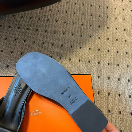 ILOT FLAT SANDAL IN BLACK CALFSKIN