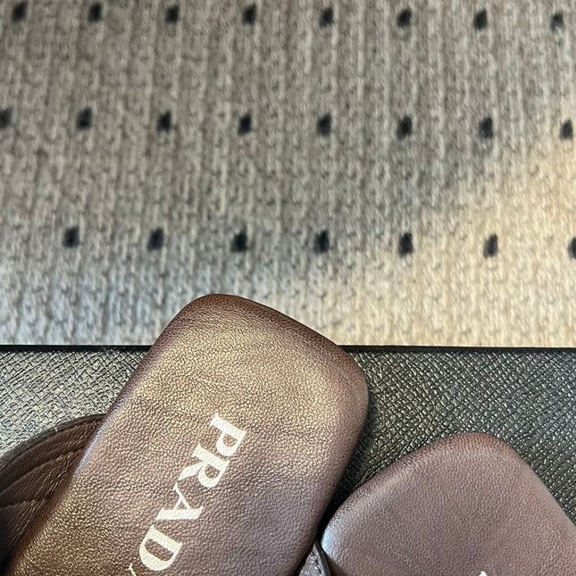 PRADA 25S SHUFFLE LEATHER THONG SANDALS IN BROWN CALFSKIN