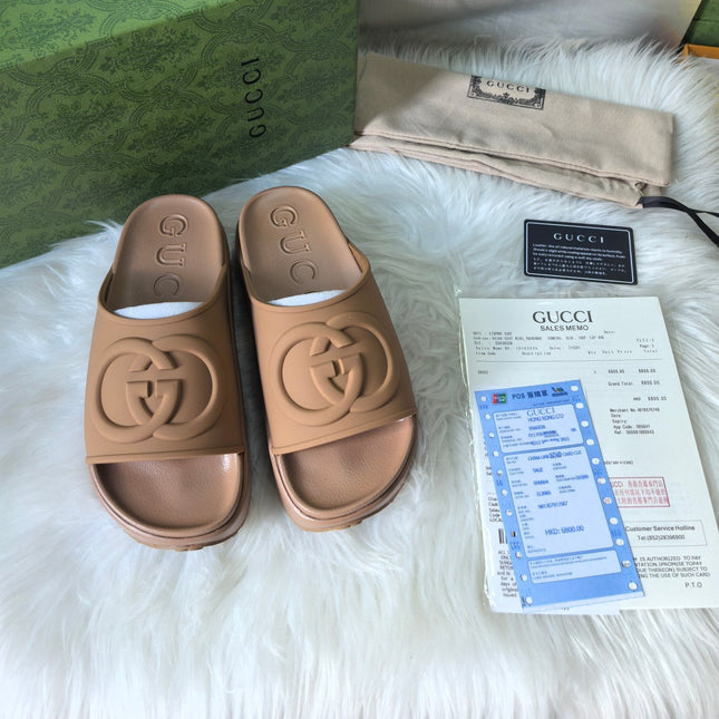 GG SLIDE SANDALS IN CAMEL BROWN RUBBER EMBOSSED LOGO