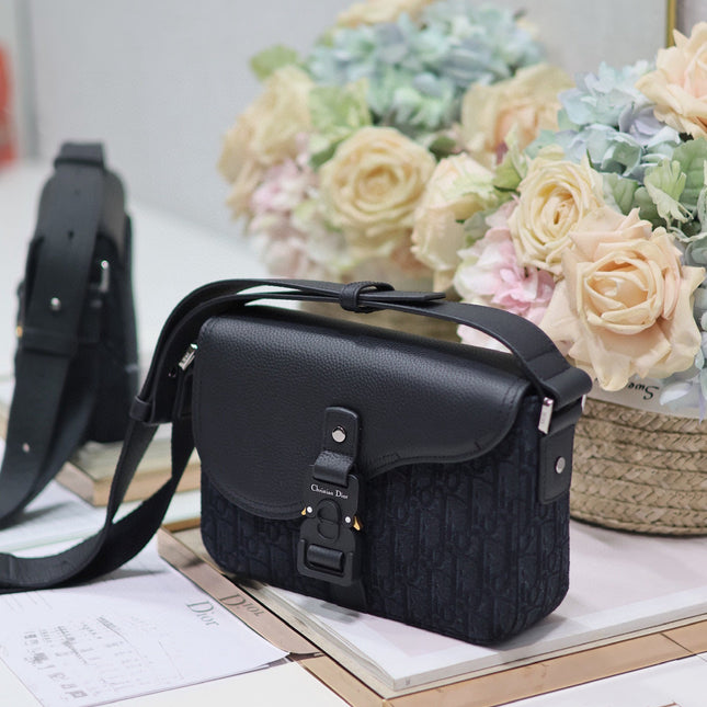 MEDIUM SADDLE MESSENGER BAG IN BLACK OBLIQUE JACQUARD AND BLACK GRAINED CALFSKIN