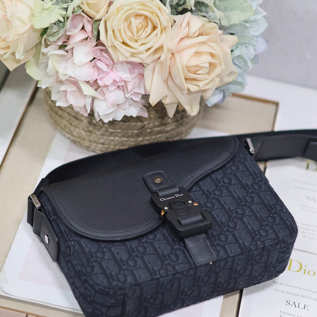 MEDIUM SADDLE MESSENGER BAG IN BLACK OBLIQUE JACQUARD AND BLACK GRAINED CALFSKIN