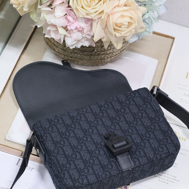 MEDIUM SADDLE MESSENGER BAG IN BLACK OBLIQUE JACQUARD AND BLACK GRAINED CALFSKIN