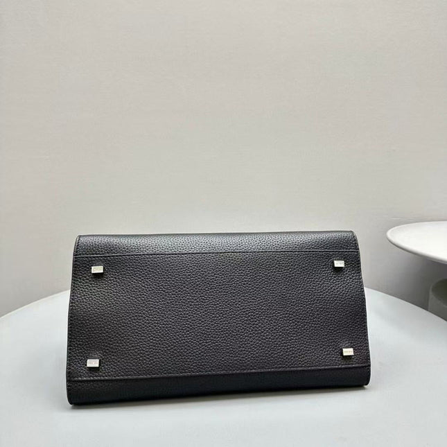 MINIMALIST STRUCTURED SILHOUETTE HANDBAG IN BLACK CALFSKIN