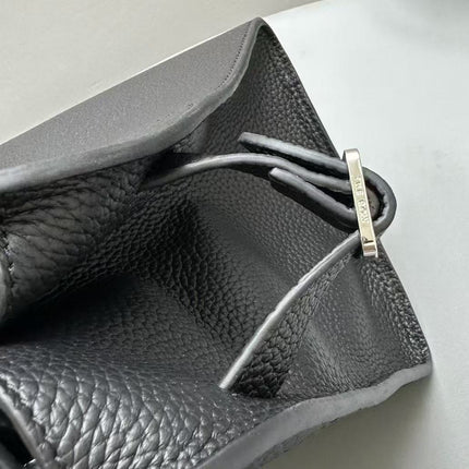 MINIMALIST STRUCTURED SILHOUETTE HANDBAG IN BLACK CALFSKIN