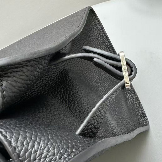 MINIMALIST STRUCTURED SILHOUETTE HANDBAG IN BLACK CALFSKIN