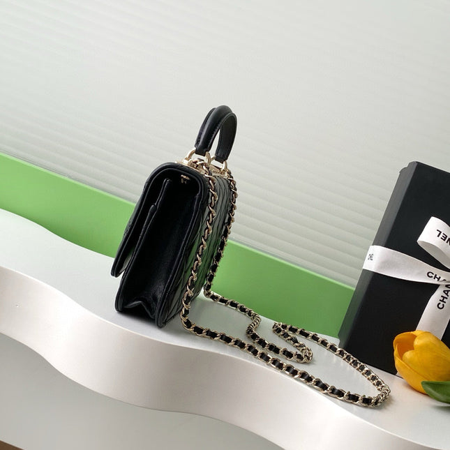 CC FLAP BAG 19 IN BLACK CALFSKIN GOLD HARDWARE