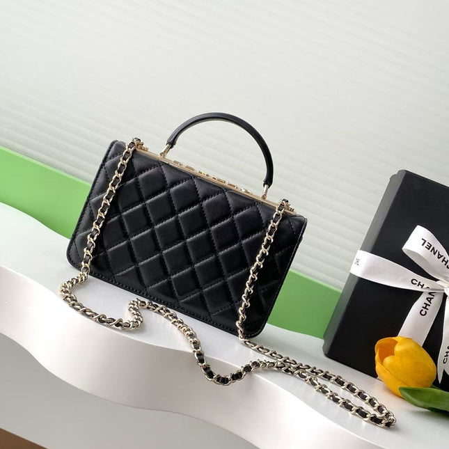 CC FLAP BAG 19 IN BLACK CALFSKIN GOLD HARDWARE