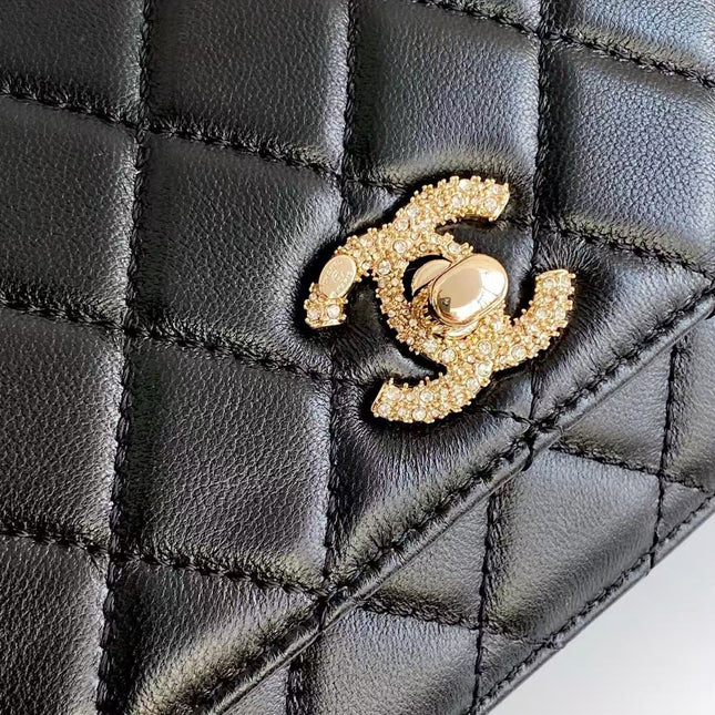 CC FLAP BAG 19 IN BLACK CALFSKIN GOLD HARDWARE