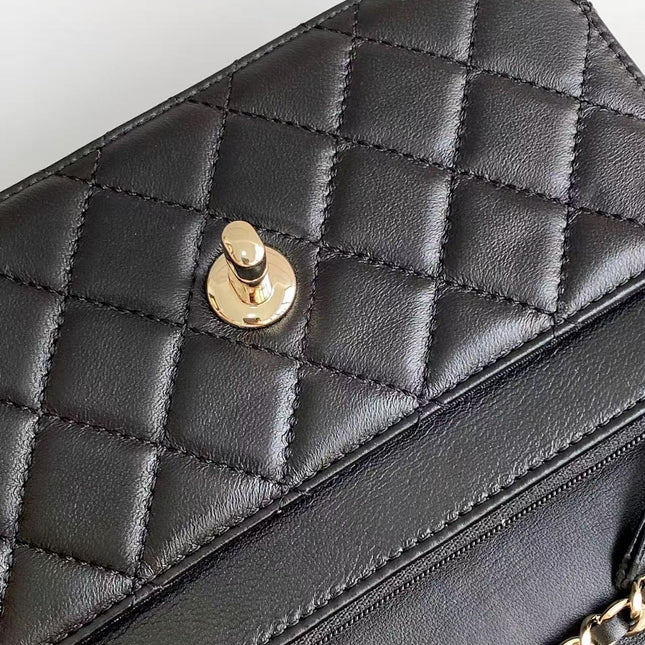 CC FLAP BAG 19 IN BLACK CALFSKIN GOLD HARDWARE