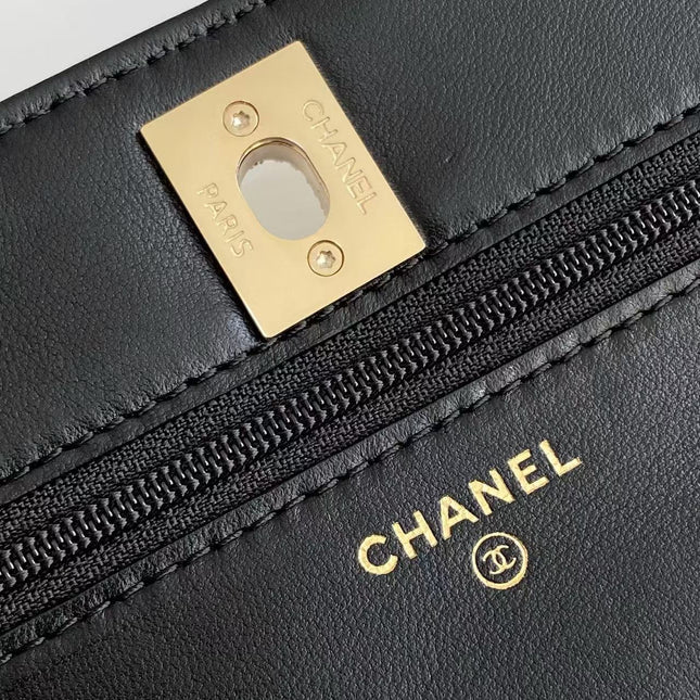 CC FLAP BAG 19 IN BLACK CALFSKIN GOLD HARDWARE