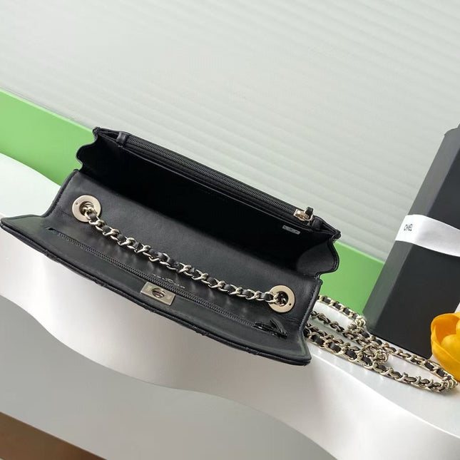 CC FLAP BAG 19 IN BLACK CALFSKIN GOLD HARDWARE