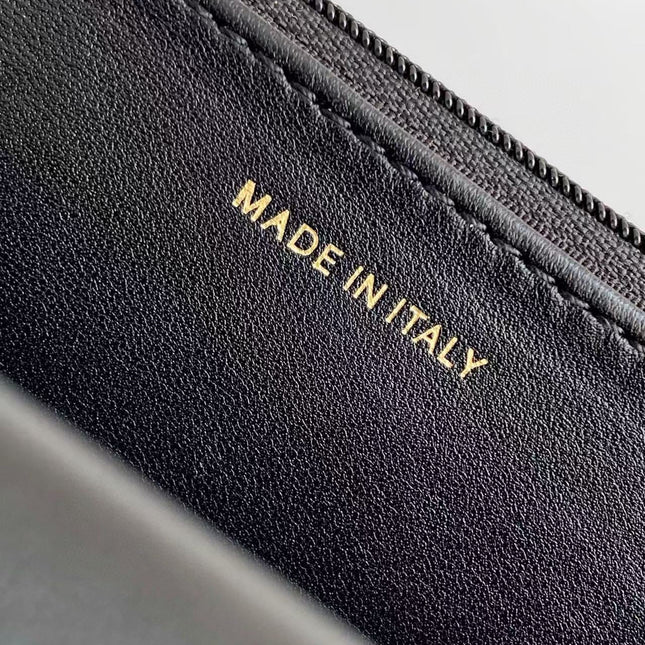 CC FLAP BAG 19 IN BLACK CALFSKIN GOLD HARDWARE