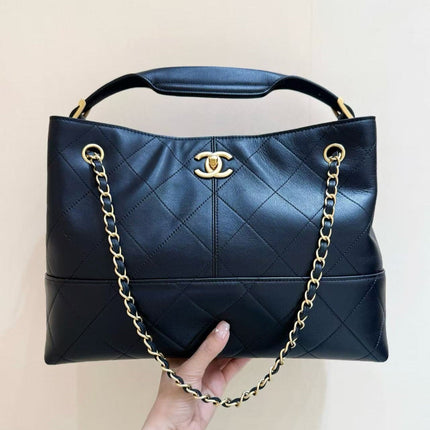CC SHOULDER BAG 36 IN BLACK QUILTED CALFSKIN
