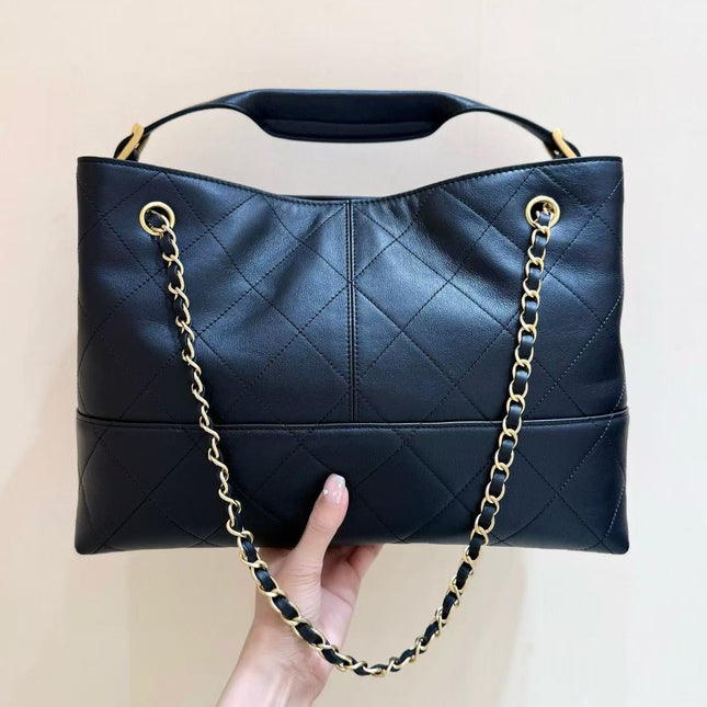 CC SHOULDER BAG 36 IN BLACK QUILTED CALFSKIN