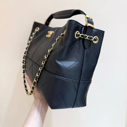 CC SHOULDER BAG 36 IN BLACK QUILTED CALFSKIN