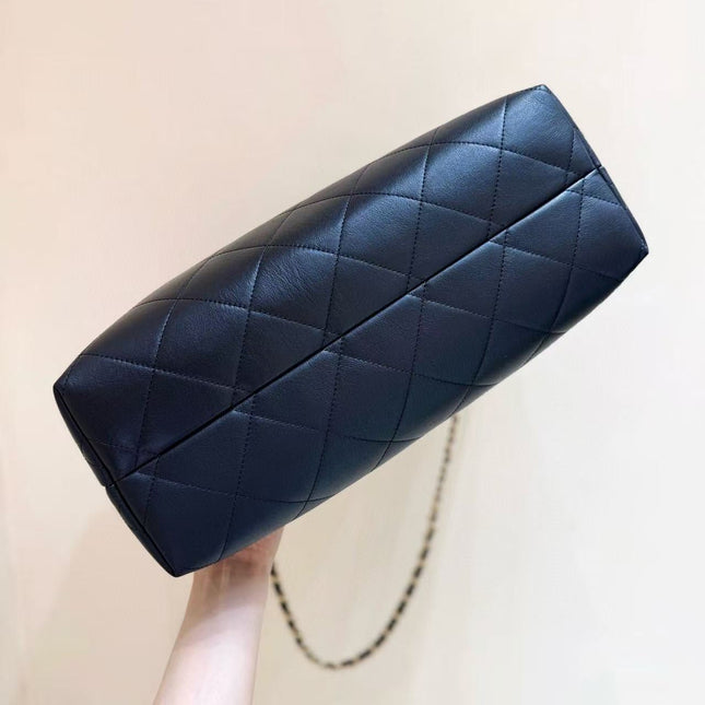 CC SHOULDER BAG 36 IN BLACK QUILTED CALFSKIN