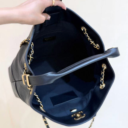 CC SHOULDER BAG 36 IN BLACK QUILTED CALFSKIN