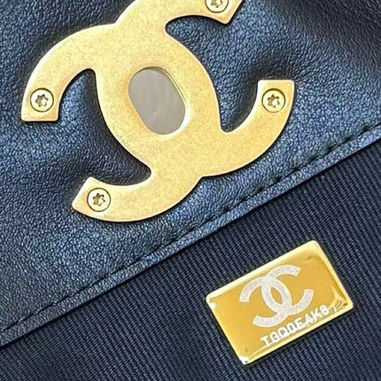 CC SHOULDER BAG 36 IN BLACK QUILTED CALFSKIN