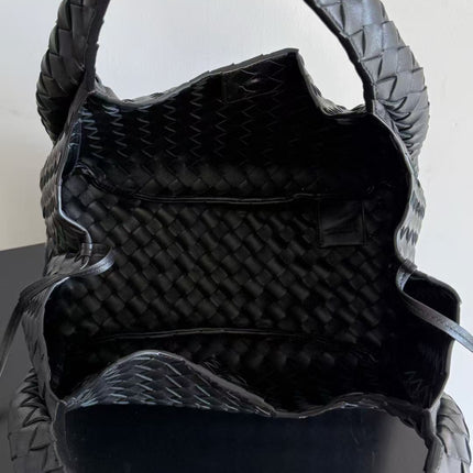 BOTTEGA VENETA  SHOULDER BAG 33 IN BLACK CALFSKIN
