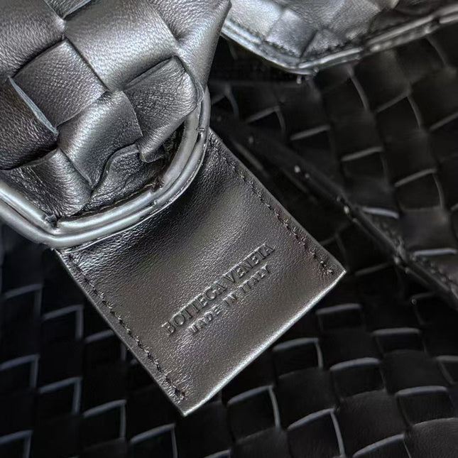 BOTTEGA VENETA  SHOULDER BAG 33 IN BLACK CALFSKIN