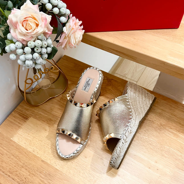 LACE-UP WEDGE SANDALS IN SILVER CALFSKIN WITH STUDS