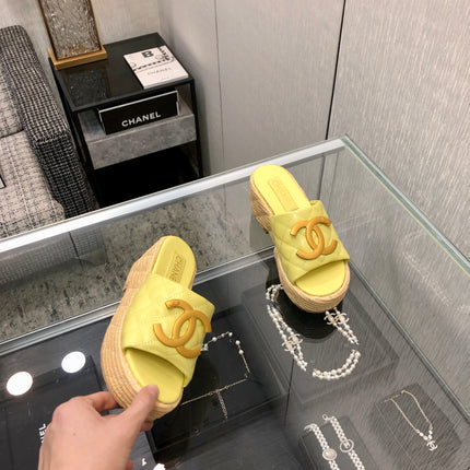 THICK SOLE WEDGE SLIPPERS IN SAND YELLOW LAMBSKIN AND BEIGE RUBBER