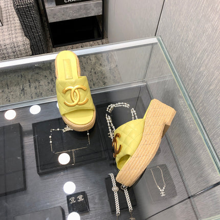 THICK SOLE WEDGE SLIPPERS IN SAND YELLOW LAMBSKIN AND BEIGE RUBBER