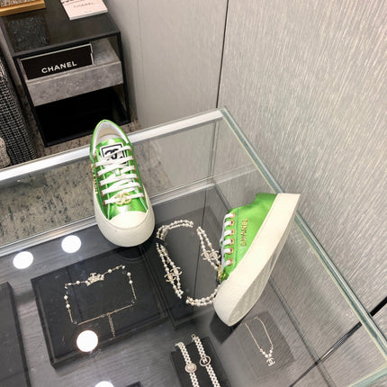 CASUAL SNEAKER IN EMERALD GREEN METALLIC LAMBSKIN WITH GOLD LOGO