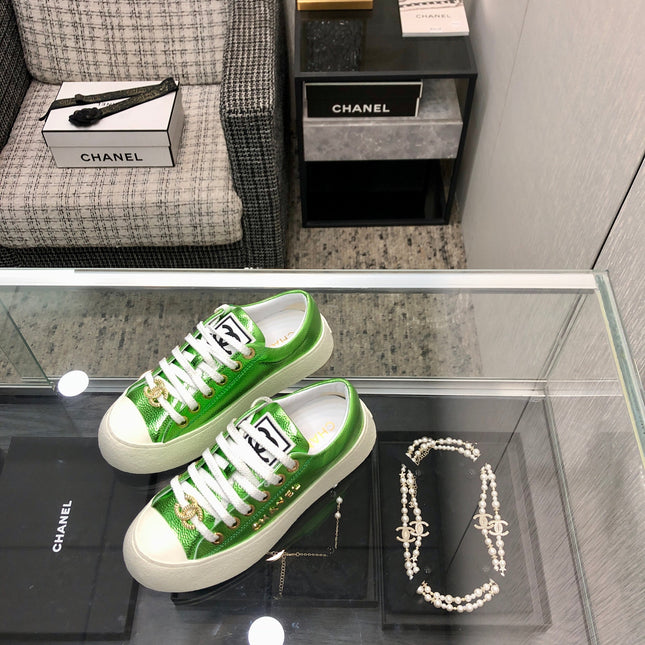 CASUAL SNEAKER IN EMERALD GREEN METALLIC LAMBSKIN WITH GOLD LOGO