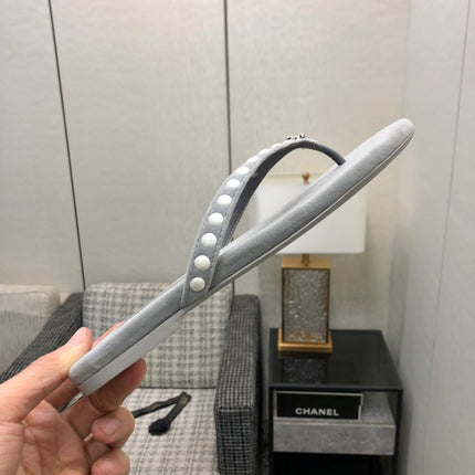 THONG SLIDE IN PALE GRAY SUEDE WITH WHITE DOT