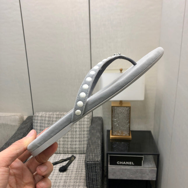 THONG SLIDE IN PALE GRAY SUEDE WITH WHITE DOT