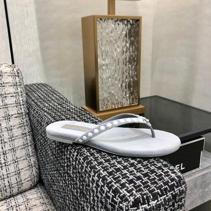 THONG SLIDE IN PALE GRAY SUEDE WITH WHITE DOT