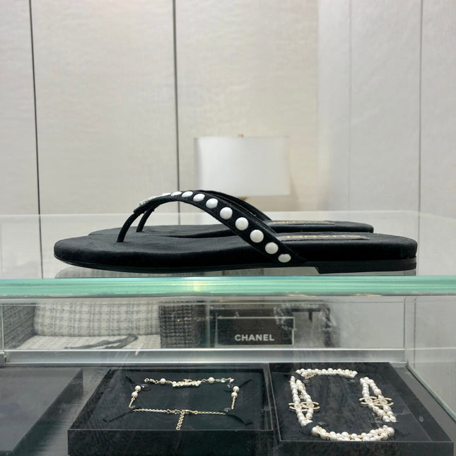 THONG SLIDE IN BLACK SUEDE WITH WHITE DOT