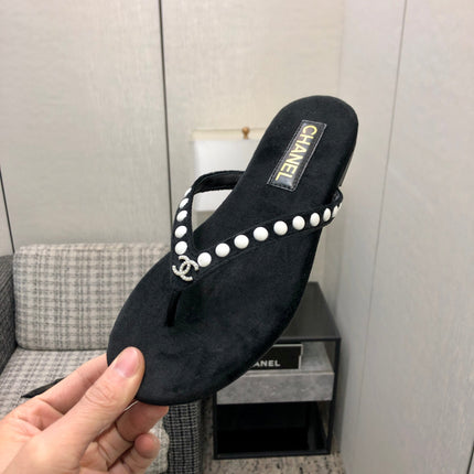 THONG SLIDE IN BLACK SUEDE WITH WHITE DOT