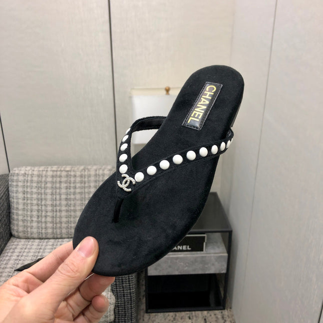 THONG SLIDE IN BLACK SUEDE WITH WHITE DOT