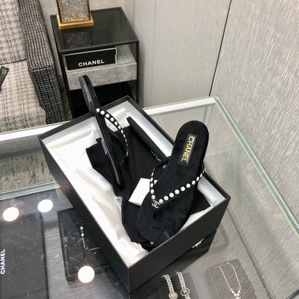 THONG SLIDE IN BLACK SUEDE WITH WHITE DOT