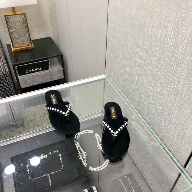 THONG SLIDE IN BLACK SUEDE WITH WHITE DOT