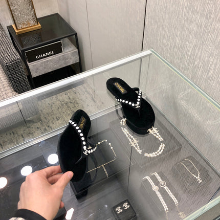 THONG SLIDE IN BLACK SUEDE WITH WHITE DOT