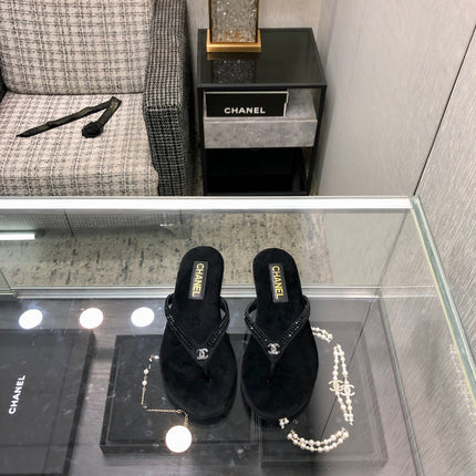 THONG SLIDE IN BLACK SUEDE WITH CRYSTALS