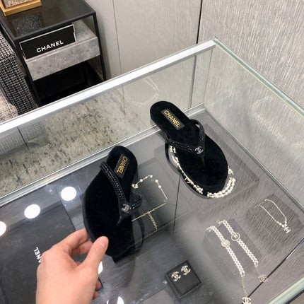 THONG SLIDE IN BLACK SUEDE WITH CRYSTALS